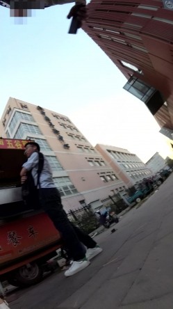 北京地铁商圈CD系列2，掀裙被小姐姐发现差点被打手，大神不怕还继续拍 截图10