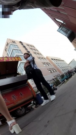 北京地铁商圈CD系列2，掀裙被小姐姐发现差点被打手，大神不怕还继续拍 截图12