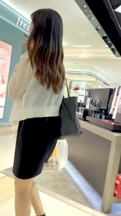 【KFC】白领少妇下班买奶茶回家工作短裙下穿着粉色骚窄内 截图9