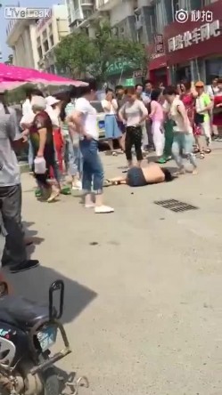 原配组团暴打小三小区门口人来人往大街上把衣服扒光专门往脸上扇打的太狠了边打手机边录方言对白 截图1