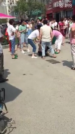 原配组团暴打小三小区门口人来人往大街上把衣服扒光专门往脸上扇打的太狠了边打手机边录方言对白 截图2