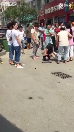 原配组团暴打小三小区门口人来人往大街上把衣服扒光专门往脸上扇打的太狠了边打手机边录方言对白 截图3