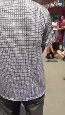 原配组团暴打小三小区门口人来人往大街上把衣服扒光专门往脸上扇打的太狠了边打手机边录方言对白 截图4