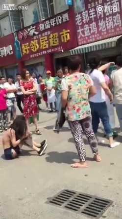 原配组团暴打小三小区门口人来人往大街上把衣服扒光专门往脸上扇打的太狠了边打手机边录方言对白 截图5