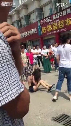 原配组团暴打小三小区门口人来人往大街上把衣服扒光专门往脸上扇打的太狠了边打手机边录方言对白 截图6
