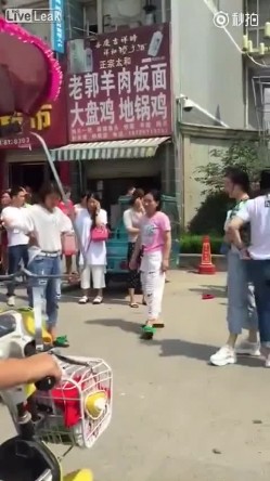 原配组团暴打小三小区门口人来人往大街上把衣服扒光专门往脸上扇打的太狠了边打手机边录方言对白 截图7