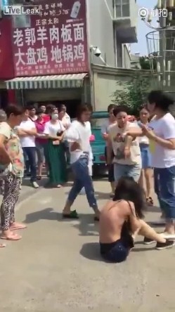 原配组团暴打小三小区门口人来人往大街上把衣服扒光专门往脸上扇打的太狠了边打手机边录方言对白 截图8