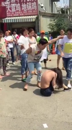 原配组团暴打小三小区门口人来人往大街上把衣服扒光专门往脸上扇打的太狠了边打手机边录方言对白 截图9