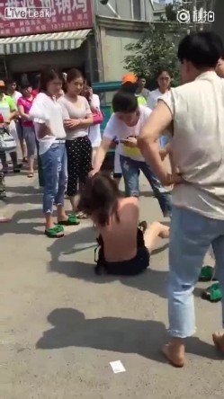原配组团暴打小三小区门口人来人往大街上把衣服扒光专门往脸上扇打的太狠了边打手机边录方言对白 截图10