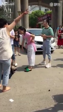原配组团暴打小三小区门口人来人往大街上把衣服扒光专门往脸上扇打的太狠了边打手机边录方言对白 截图11