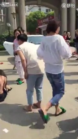 原配组团暴打小三小区门口人来人往大街上把衣服扒光专门往脸上扇打的太狠了边打手机边录方言对白 截图12