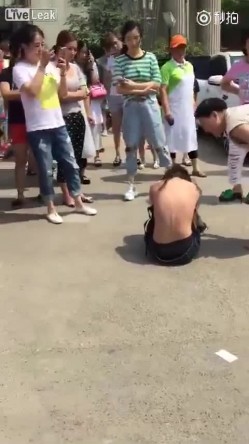 原配组团暴打小三小区门口人来人往大街上把衣服扒光专门往脸上扇打的太狠了边打手机边录方言对白 截图13