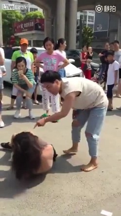 原配组团暴打小三小区门口人来人往大街上把衣服扒光专门往脸上扇打的太狠了边打手机边录方言对白 截图14