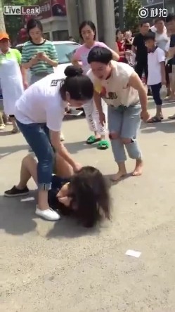原配组团暴打小三小区门口人来人往大街上把衣服扒光专门往脸上扇打的太狠了边打手机边录方言对白 截图15