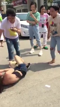 原配组团暴打小三小区门口人来人往大街上把衣服扒光专门往脸上扇打的太狠了边打手机边录方言对白 截图16