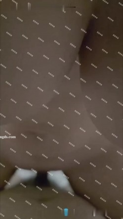 超顶级淫妻，【圈圈】，最新付费私拍，本期直接露脸，和粉丝车震，约单男大学生3P，好刺激 截图3