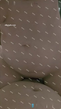 超顶级淫妻，【圈圈】，最新付费私拍，本期直接露脸，和粉丝车震，约单男大学生3P，好刺激 截图6