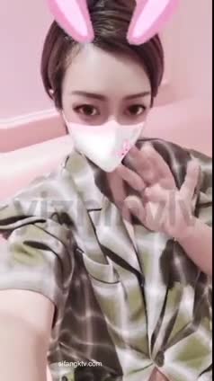 【极品骚货性爱流出】推特女神『大婊姐』深情解说每一个淫乱不堪的故事:当着老公面被他朋友无套插入的三人大战 截图8