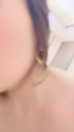 奶球的球迷车模闺蜜骚逼们，集结几个这么骚的骚货，轮流被干几个小时！刚下海18岁大眼妹妹，懵懂看着俩姐姐被操的爽翻天 截图1