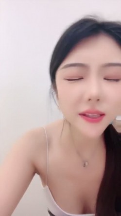 奶球的球迷车模闺蜜骚逼们，集结几个这么骚的骚货，轮流被干几个小时！刚下海18岁大眼妹妹，懵懂看着俩姐姐被操的爽翻天 截图7