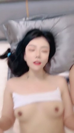 奶球的球迷车模闺蜜骚逼们，集结几个这么骚的骚货，轮流被干几个小时！刚下海18岁大眼妹妹，懵懂看着俩姐姐被操的爽翻天 截图13