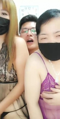 大哥老婆不在家就乱来，把岳母跟表妹直接上了玩双飞，全程露脸玩耍，让她们舔几把舔乳头真爽，轮流干得她们浪叫 截图1