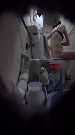 《贵在真实 ️洗澡偸拍》在哥哥家玩偸偸在卫生间安装针孔偸拍苗条小嫂子哗哗尿尿和洗香香，嫂子脱光身材真的好阴毛太性感了 截图1