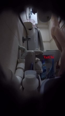 《贵在真实 ️洗澡偸拍》在哥哥家玩偸偸在卫生间安装针孔偸拍苗条小嫂子哗哗尿尿和洗香香，嫂子脱光身材真的好阴毛太性感了 截图10