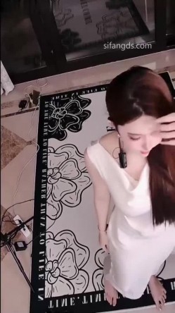 抖音极品少妇【海琴烟】九头身美女，裸舞诱惑，道具自慰高潮，喜欢大长腿闻大屁眼子的不可错过 截图7