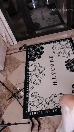 抖音极品少妇【海琴烟】九头身美女，裸舞诱惑，道具自慰高潮，喜欢大长腿闻大屁眼子的不可错过 截图12