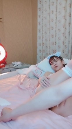 白丝女仆情趣装小妹妹跟小哥激情啪啪，跟小哥69舔逼玩弄，道具抽插让小哥无套爆草，道具玩着逼口爆吞精好骚 截图5