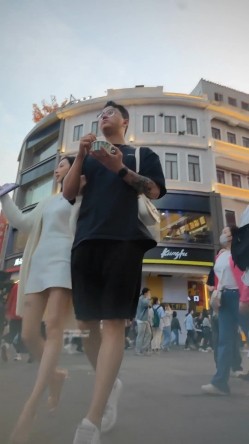 大神尾随偷拍美女裙底风光 ️碎花裙眼镜妹逛街透明丝袜薄内性感可爱+超极品美女包臀裙水晶高跟鞋粉色X感窄内 截图1