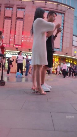 大神尾随偷拍美女裙底风光 ️碎花裙眼镜妹逛街透明丝袜薄内性感可爱+超极品美女包臀裙水晶高跟鞋粉色X感窄内 截图8