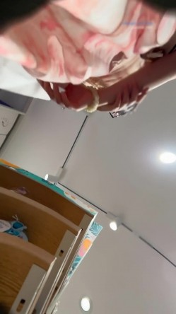 大神尾随偷拍美女裙底风光 ️碎花裙眼镜妹逛街透明丝袜薄内性感可爱+超极品美女包臀裙水晶高跟鞋粉色X感窄内 截图11