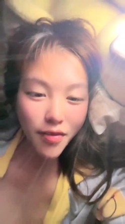 极品人妻！【果味果冻】男人熟睡后，偷偷播脱光光，相当哇塞，牛逼，也不怕老公醒来揍她，刺激 截图2