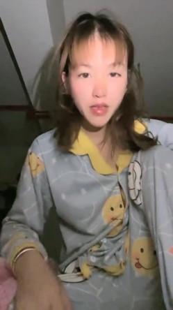 极品人妻！【果味果冻】男人熟睡后，偷偷播脱光光，相当哇塞，牛逼，也不怕老公醒来揍她，刺激 截图16