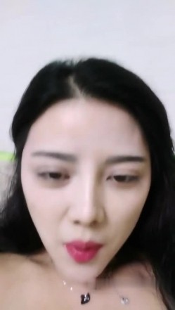 颜值不错少妇沙发上漏奶漏逼聊天 震动棒插逼逼厕所尿尿呻吟娇喘 截图5