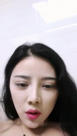 颜值不错少妇沙发上漏奶漏逼聊天 震动棒插逼逼厕所尿尿呻吟娇喘 截图12