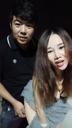 大哥配大嫂互动激情野战啪啪，全程露脸听狼友指挥，口交大鸡巴，让大哥后入玩着骚奶子爆草抽插 截图1