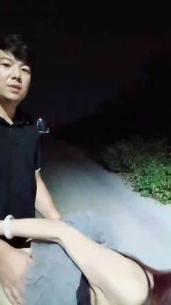 大哥配大嫂互动激情野战啪啪，全程露脸听狼友指挥，口交大鸡巴，让大哥后入玩着骚奶子爆草抽插 截图3
