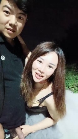 大哥配大嫂互动激情野战啪啪，全程露脸听狼友指挥，口交大鸡巴，让大哥后入玩着骚奶子爆草抽插 截图4