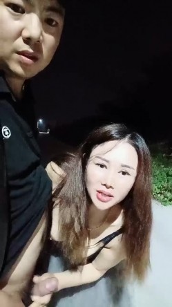 大哥配大嫂互动激情野战啪啪，全程露脸听狼友指挥，口交大鸡巴，让大哥后入玩着骚奶子爆草抽插 截图5
