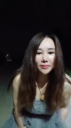 大哥配大嫂互动激情野战啪啪，全程露脸听狼友指挥，口交大鸡巴，让大哥后入玩着骚奶子爆草抽插 截图10