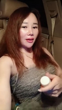 大哥配大嫂互动激情野战啪啪，全程露脸听狼友指挥，口交大鸡巴，让大哥后入玩着骚奶子爆草抽插 截图15