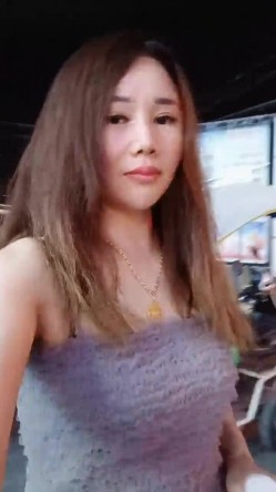 大哥配大嫂互动激情野战啪啪，全程露脸听狼友指挥，口交大鸡巴，让大哥后入玩着骚奶子爆草抽插 截图16