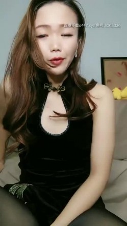骚气妹子【丝袜控】黑丝高跟鞋大黑牛震动，塞入跑步机上扭动屁股 截图7
