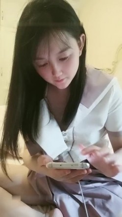 高颜值长相清纯妹子【怡洋小师妹】露奶跳蛋自慰，掰开逼逼近距离特写 截图7