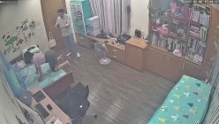 黑客破解家庭网络摄像头偷拍白领夫妻想找网友换妻做爱一边自拍留念一边和网友分享 截图1