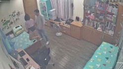 黑客破解家庭网络摄像头偷拍白领夫妻想找网友换妻做爱一边自拍留念一边和网友分享 截图2