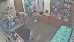 黑客破解家庭网络摄像头偷拍白领夫妻想找网友换妻做爱一边自拍留念一边和网友分享 截图3